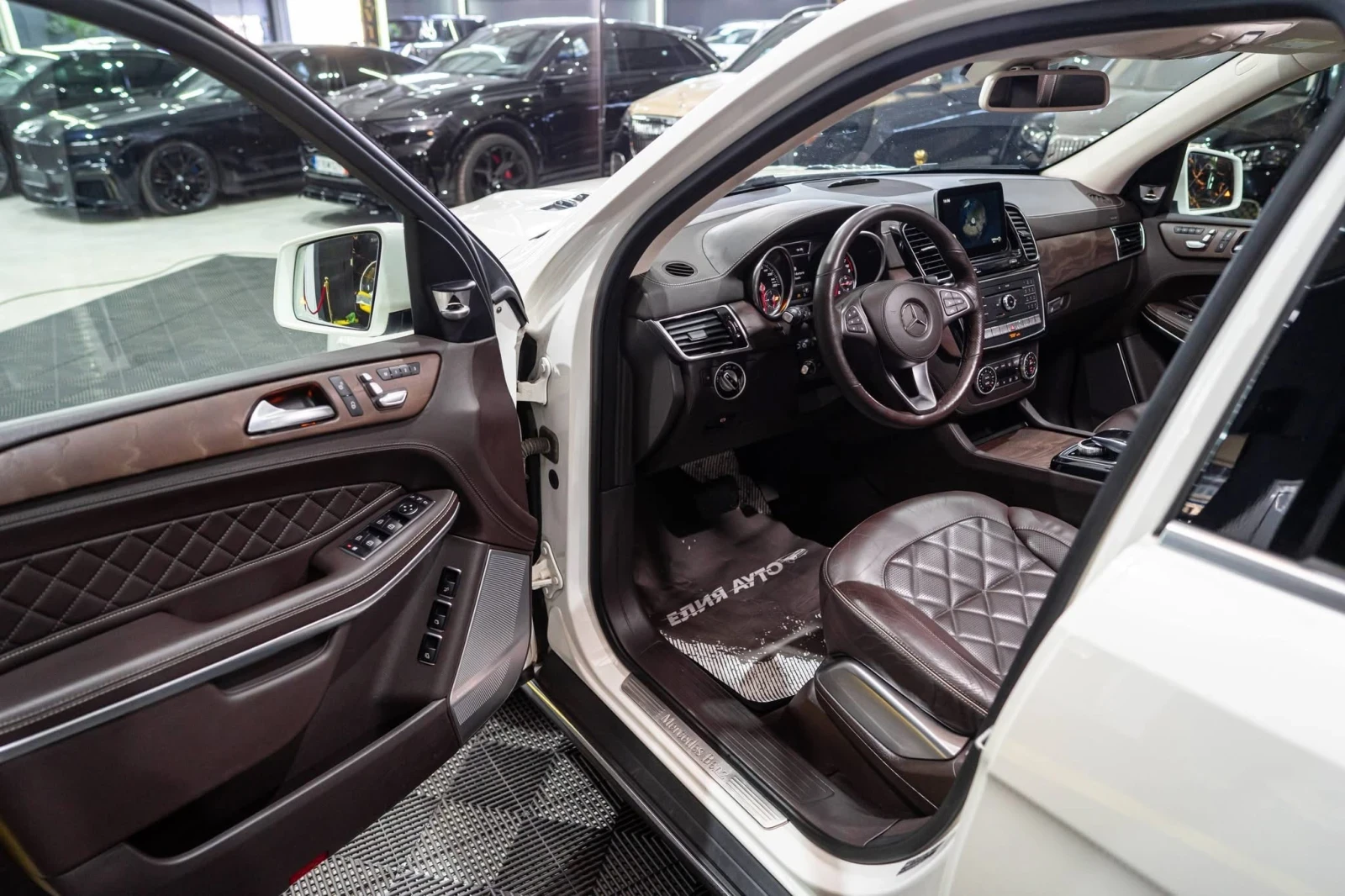 Mercedes-Benz GLS 500 4MATIC 7-МЕСТЕН DESIGNO ПАНО B&O ЛИЗИНГ 100%, снимка 11 - Автомобили и джипове - 53748998