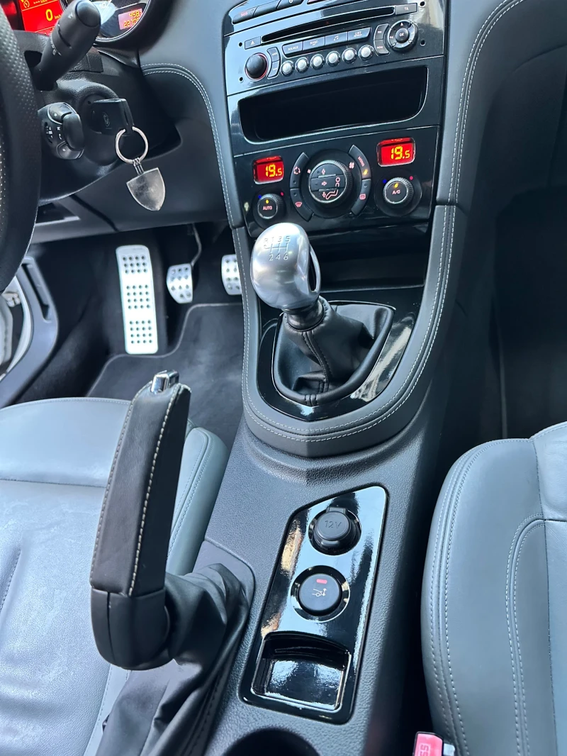 Peugeot RCZ 2.0 HDi Carbon, снимка 12 - Автомобили и джипове - 52113688