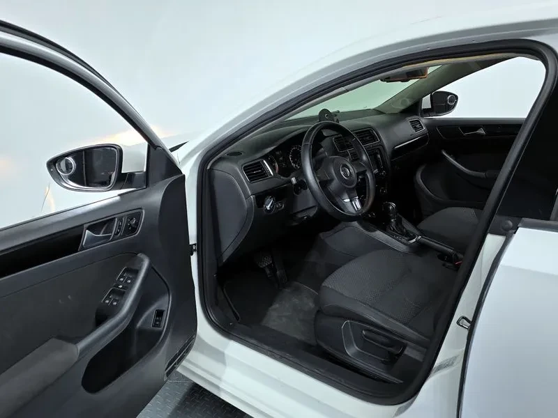 VW Jetta 1.6 TDI BLUEMOTION, снимка 10 - Автомобили и джипове - 54869044
