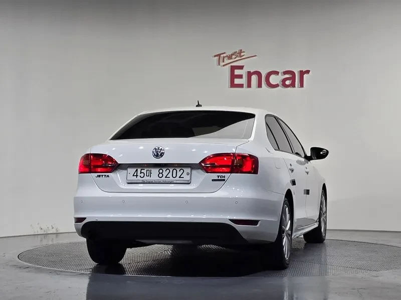 VW Jetta 1.6 TDI BLUEMOTION, снимка 4 - Автомобили и джипове - 54869044