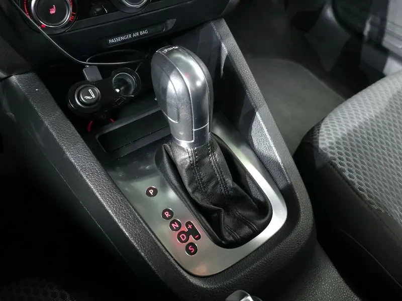 VW Jetta 1.6 TDI BLUEMOTION, снимка 9 - Автомобили и джипове - 54869044