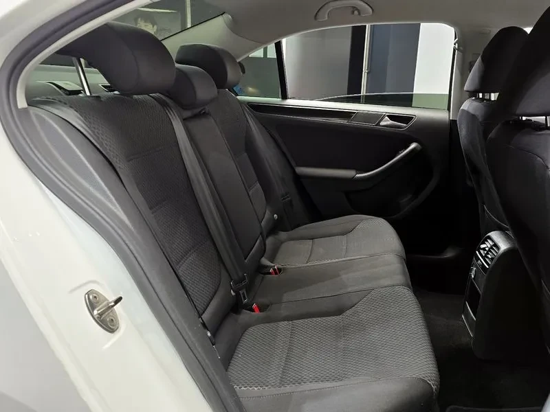 VW Jetta 1.6 TDI BLUEMOTION, снимка 11 - Автомобили и джипове - 54869044