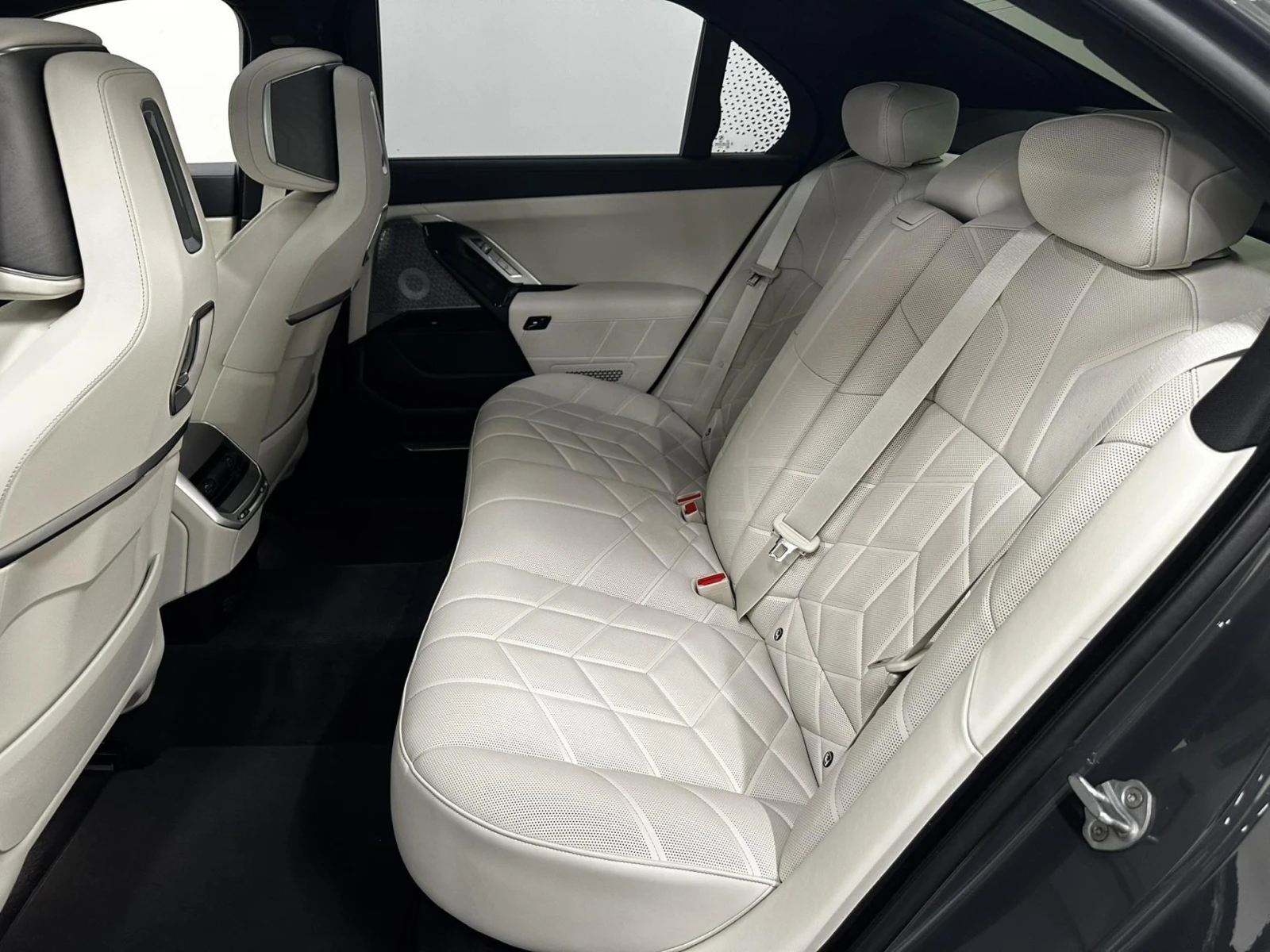 BMW 760 M-Sport xDrive - изображение 8