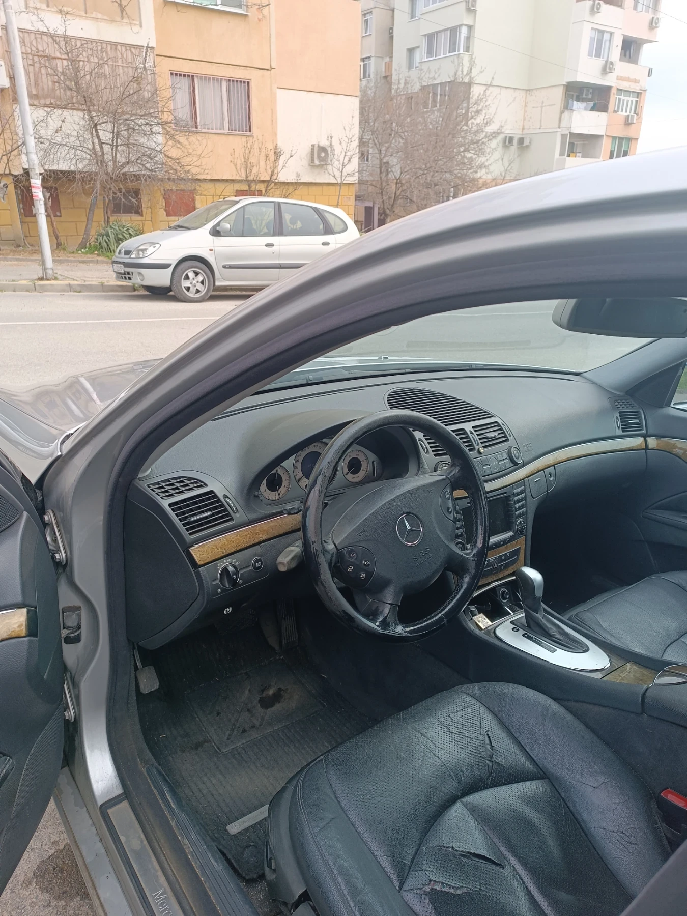 Mercedes-Benz E 220, снимка 5 - Автомобили и джипове - 54026593