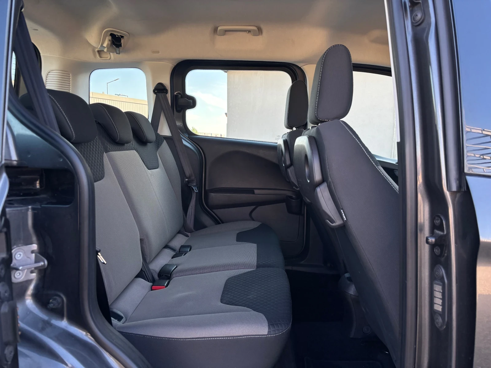 Ford Tourneo Connect 1.5 TDCI , снимка 10 - Автомобили и джипове - 54305114