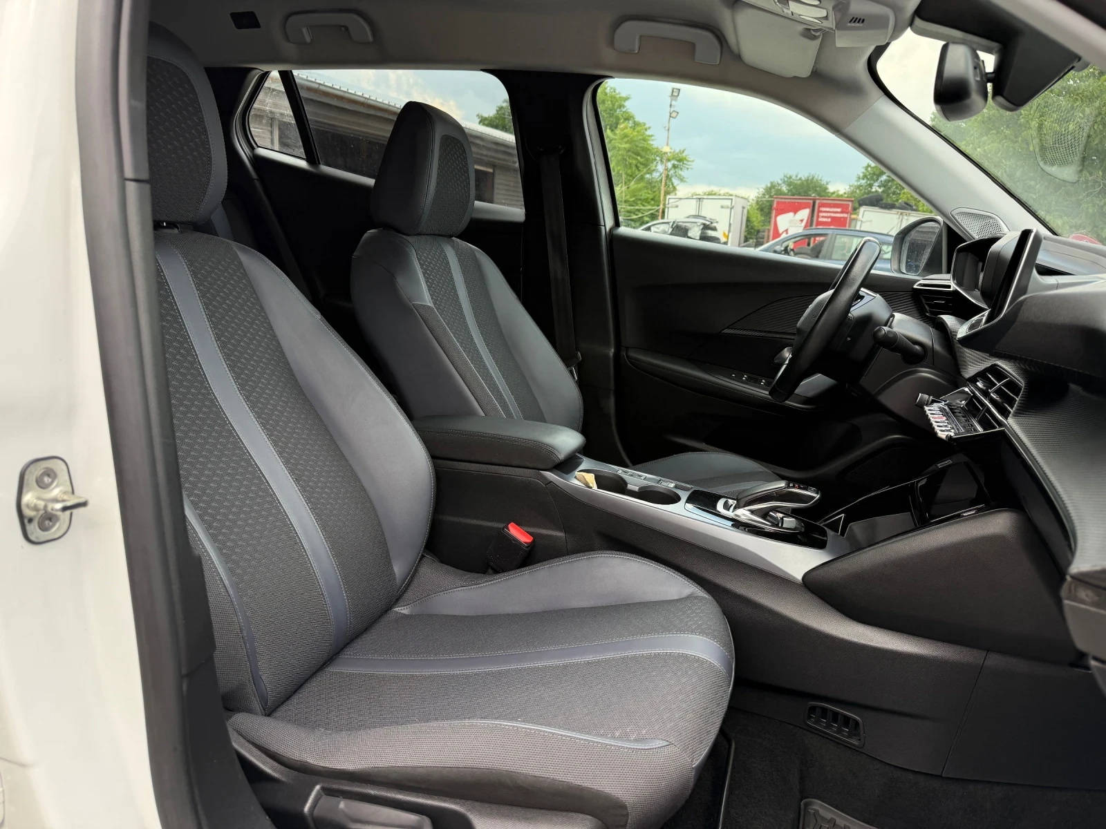 Peugeot 2008 Allure 54kWh, снимка 12 - Автомобили и джипове - 54807934