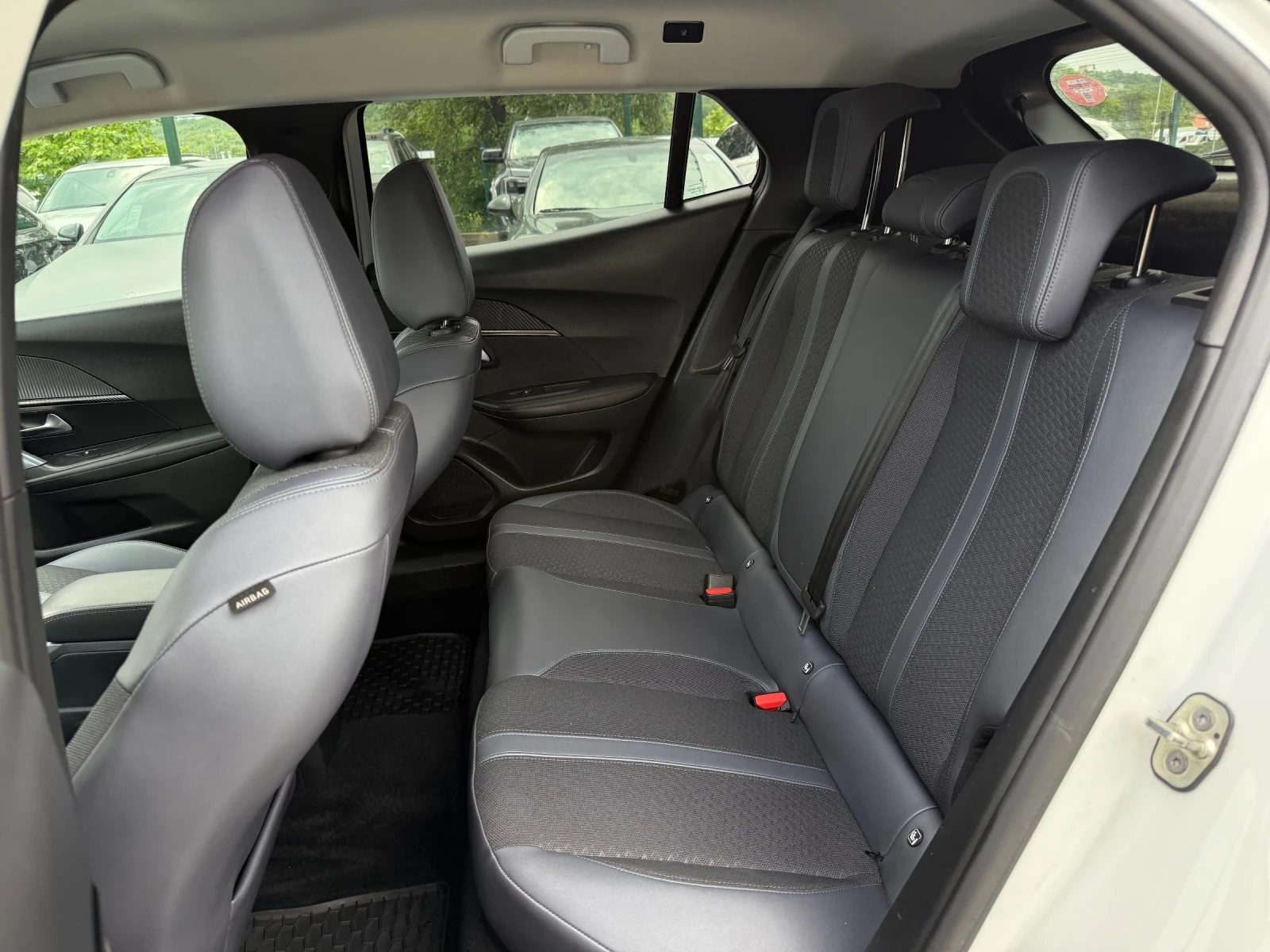 Peugeot 2008 Allure 54kWh, снимка 8 - Автомобили и джипове - 54807934