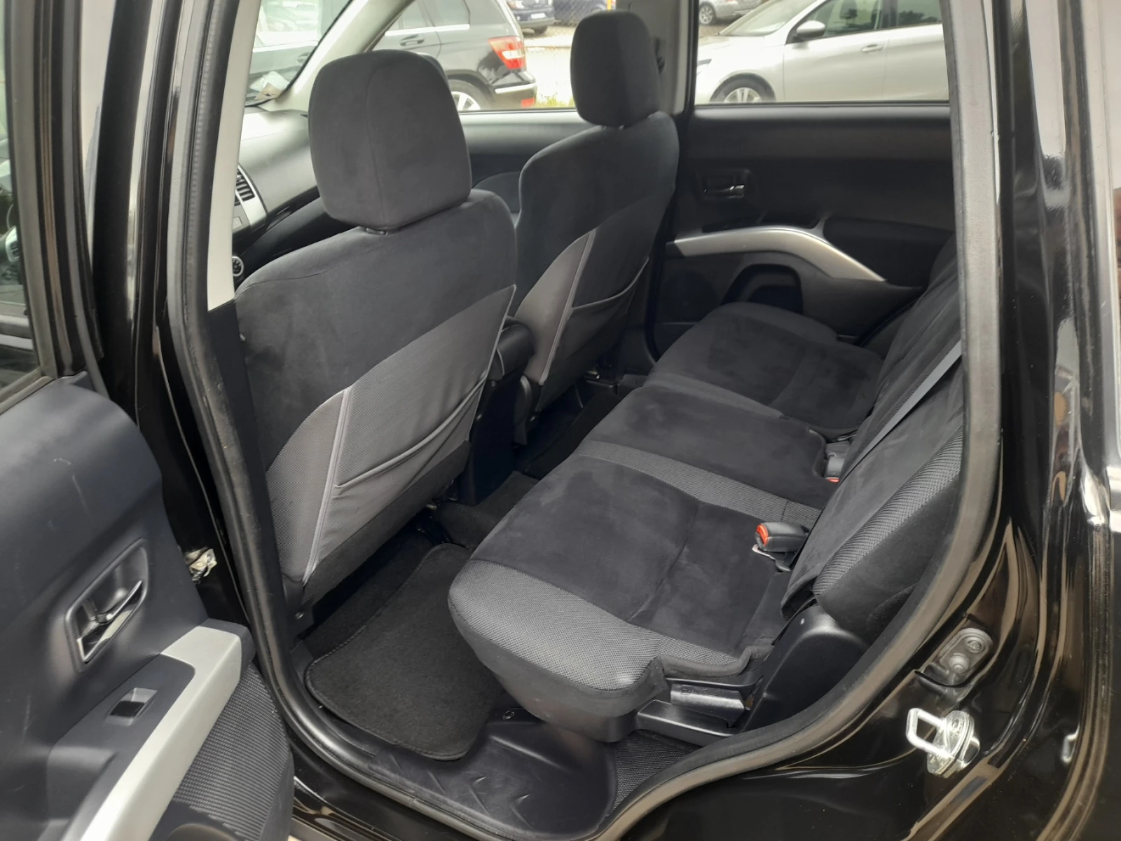 Mitsubishi Outlander 2.4i 4x4 7-места, снимка 8 - Автомобили и джипове - 54483107