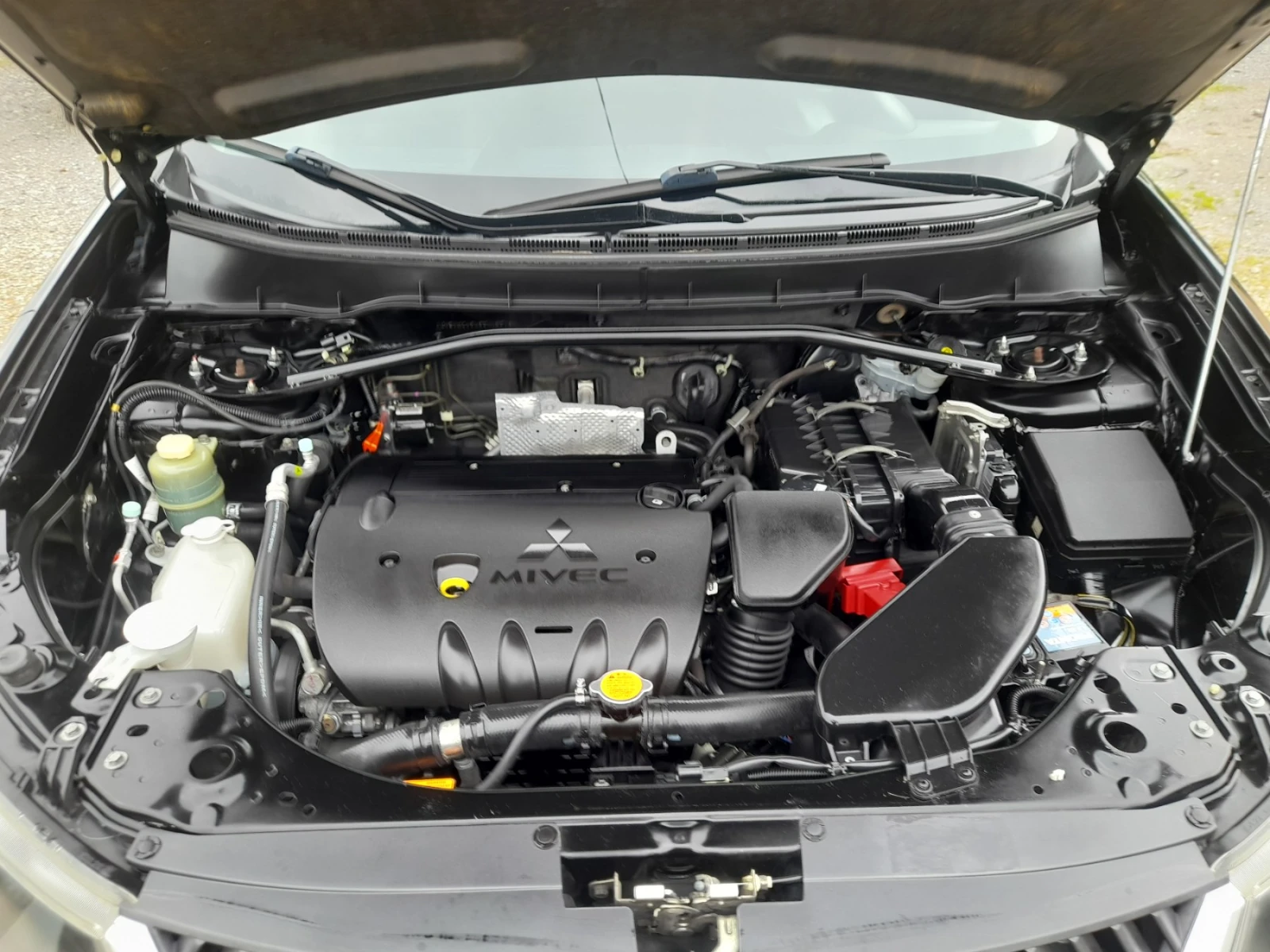 Mitsubishi Outlander 2.4i 4x4 7-места, снимка 17 - Автомобили и джипове - 54483107