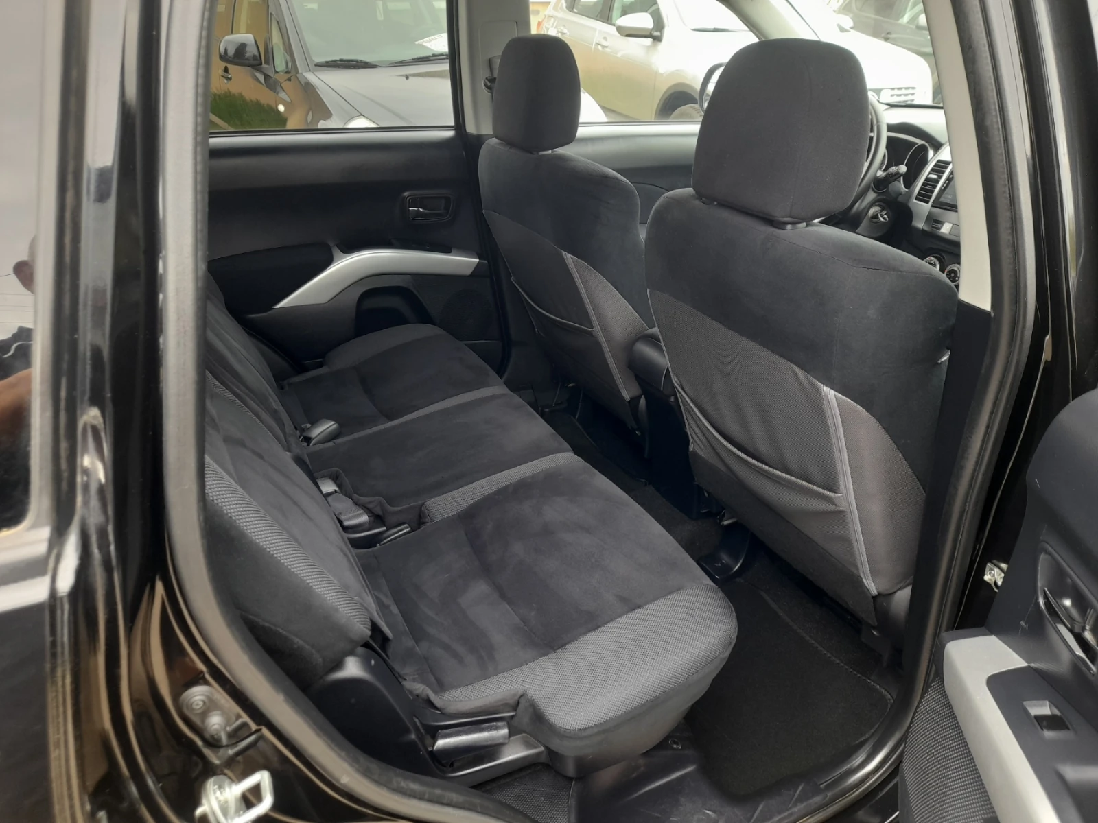 Mitsubishi Outlander 2.4i 4x4 7-места, снимка 11 - Автомобили и джипове - 54483107