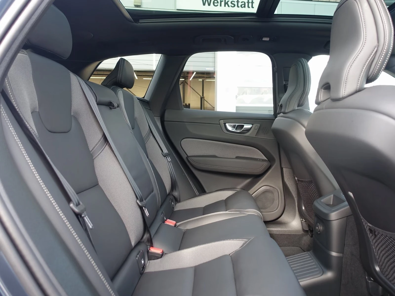 Volvo XC60 T8 AWD Black Edition Plus, снимка 13 - Автомобили и джипове - 56213279