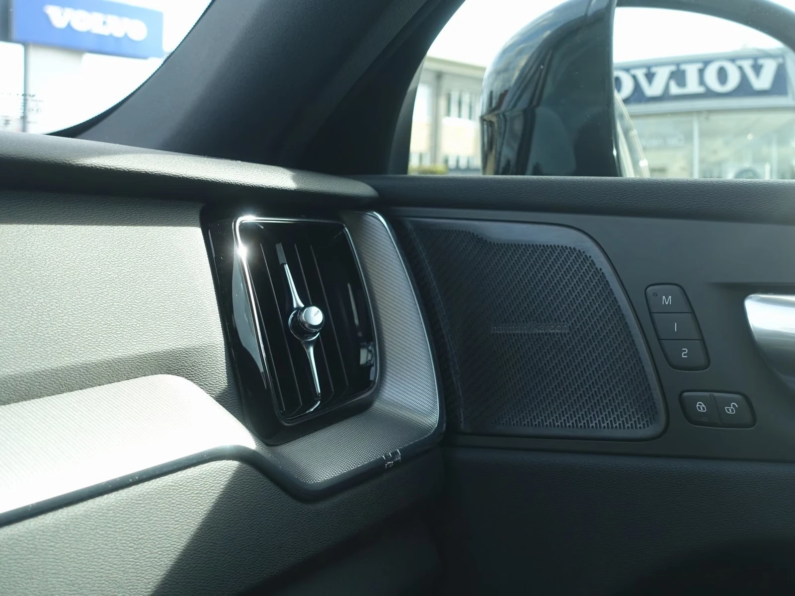 Volvo XC60 T8 AWD Black Edition Plus, снимка 10 - Автомобили и джипове - 56213279
