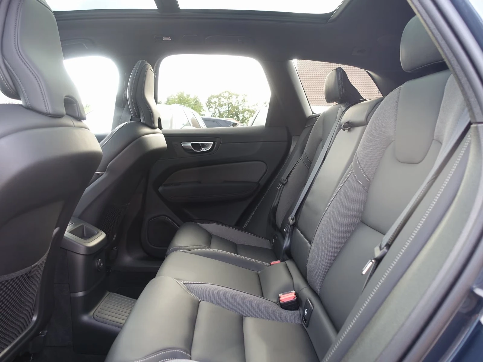Volvo XC60 T8 AWD Black Edition Plus, снимка 11 - Автомобили и джипове - 56213279