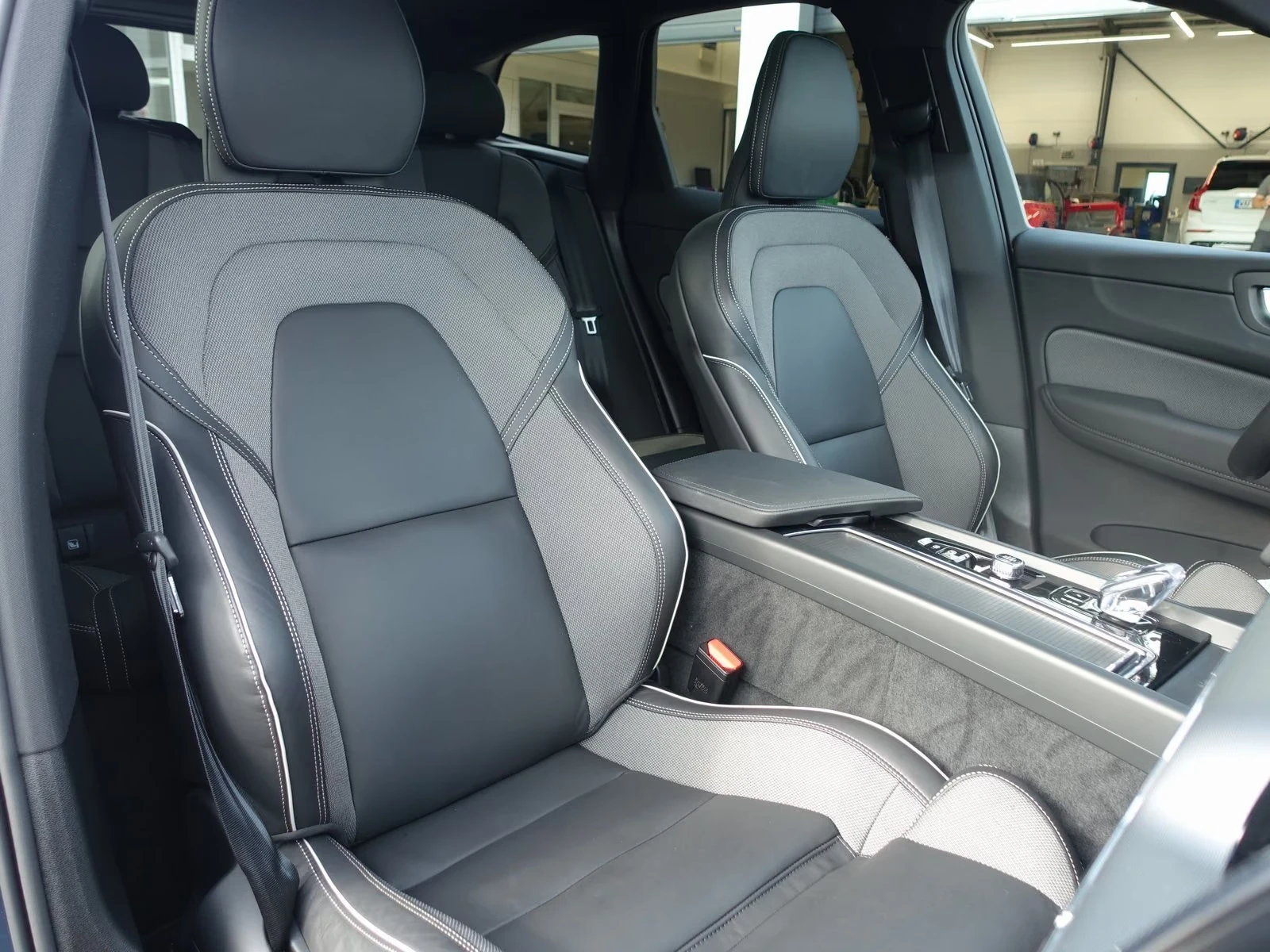 Volvo XC60 T8 AWD Black Edition Plus, снимка 12 - Автомобили и джипове - 56213279