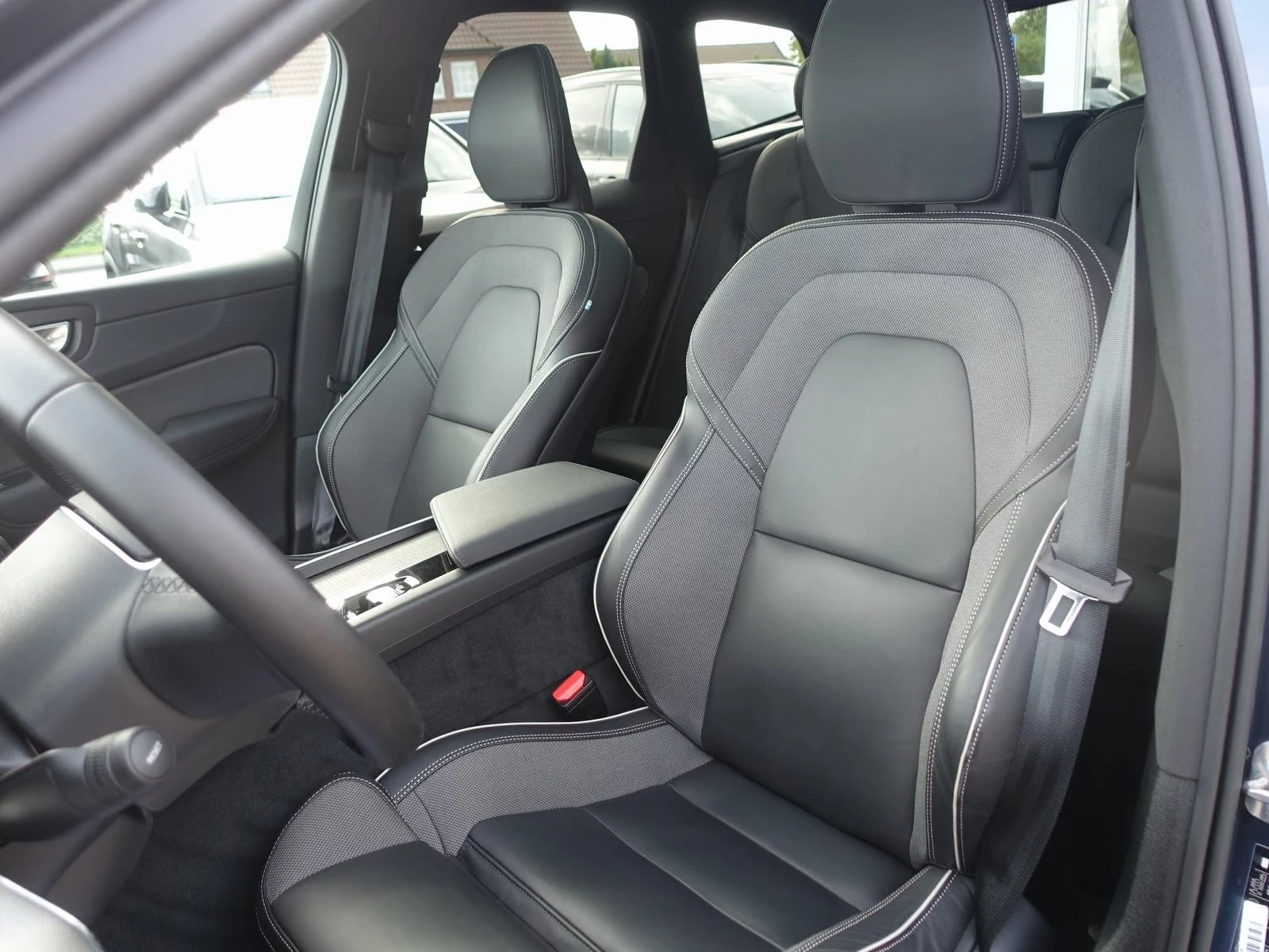 Volvo XC60 T8 AWD Black Edition Plus, снимка 5 - Автомобили и джипове - 56213279