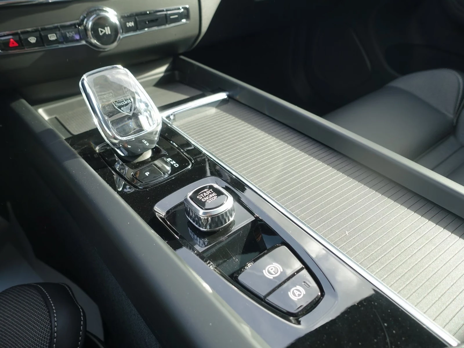 Volvo XC60 T8 AWD Black Edition Plus, снимка 9 - Автомобили и джипове - 56213279