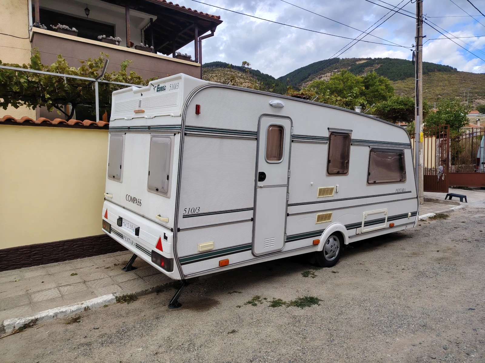 Каравана Adria Compass, снимка 2 - Каравани и кемпери - 56275080