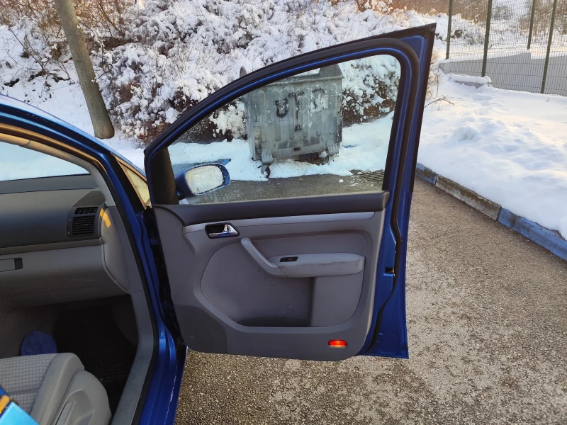 VW Touran, снимка 11 - Автомобили и джипове - 49198934