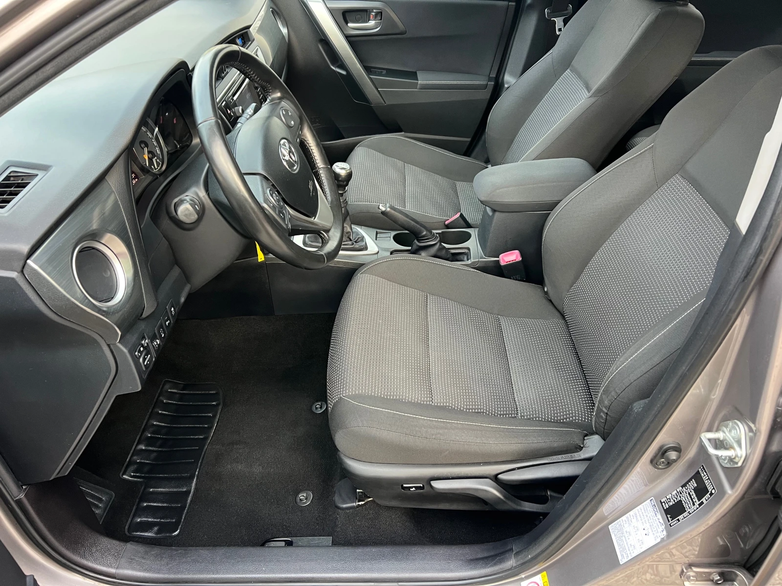 Toyota Auris 1.6-NAVI FULL - изображение 10