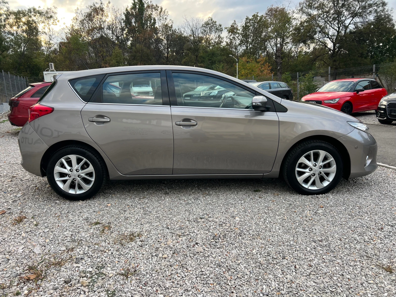 Toyota Auris 1.6-NAVI FULL - изображение 7