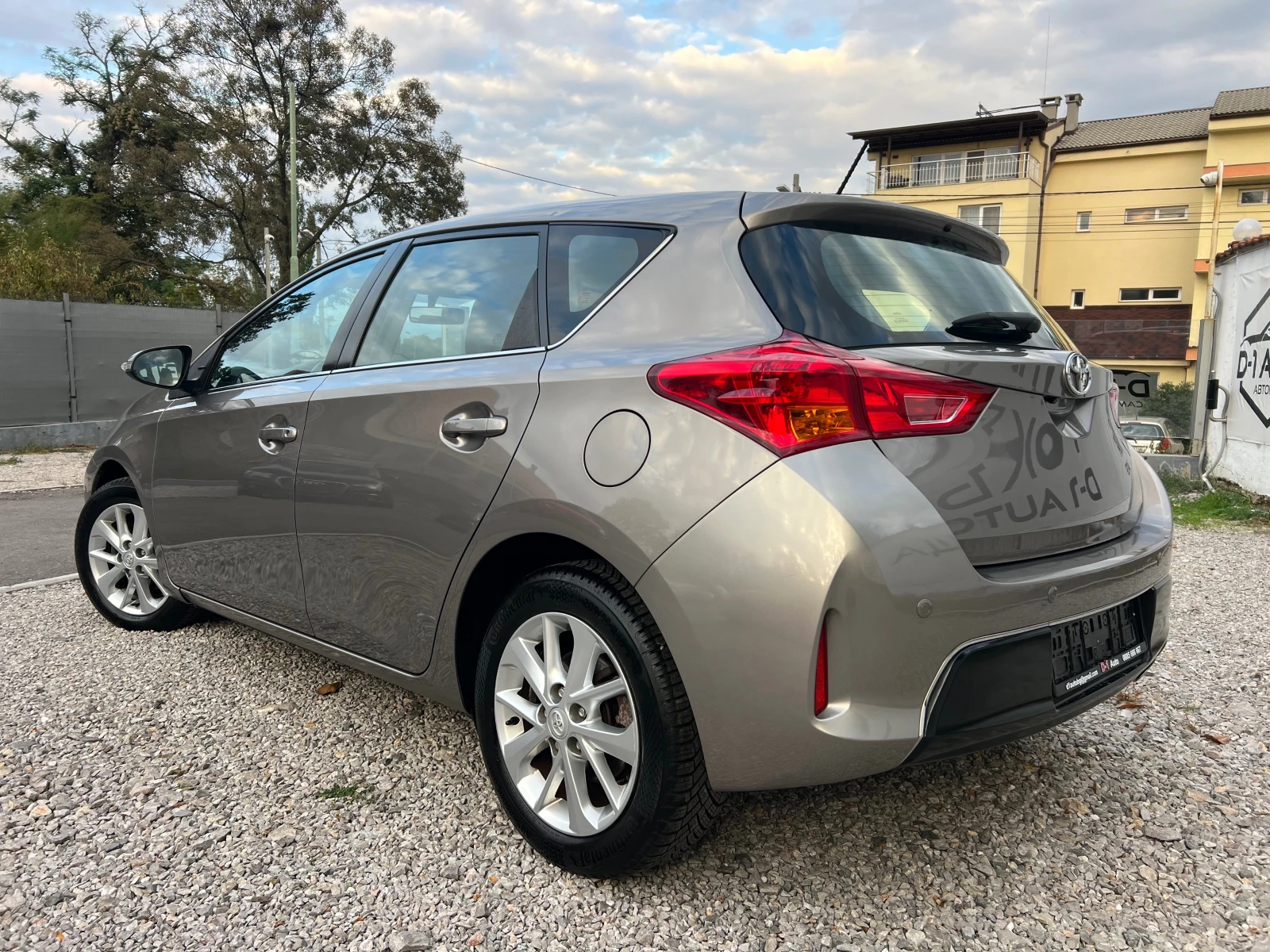 Toyota Auris 1.6-NAVI FULL - изображение 6