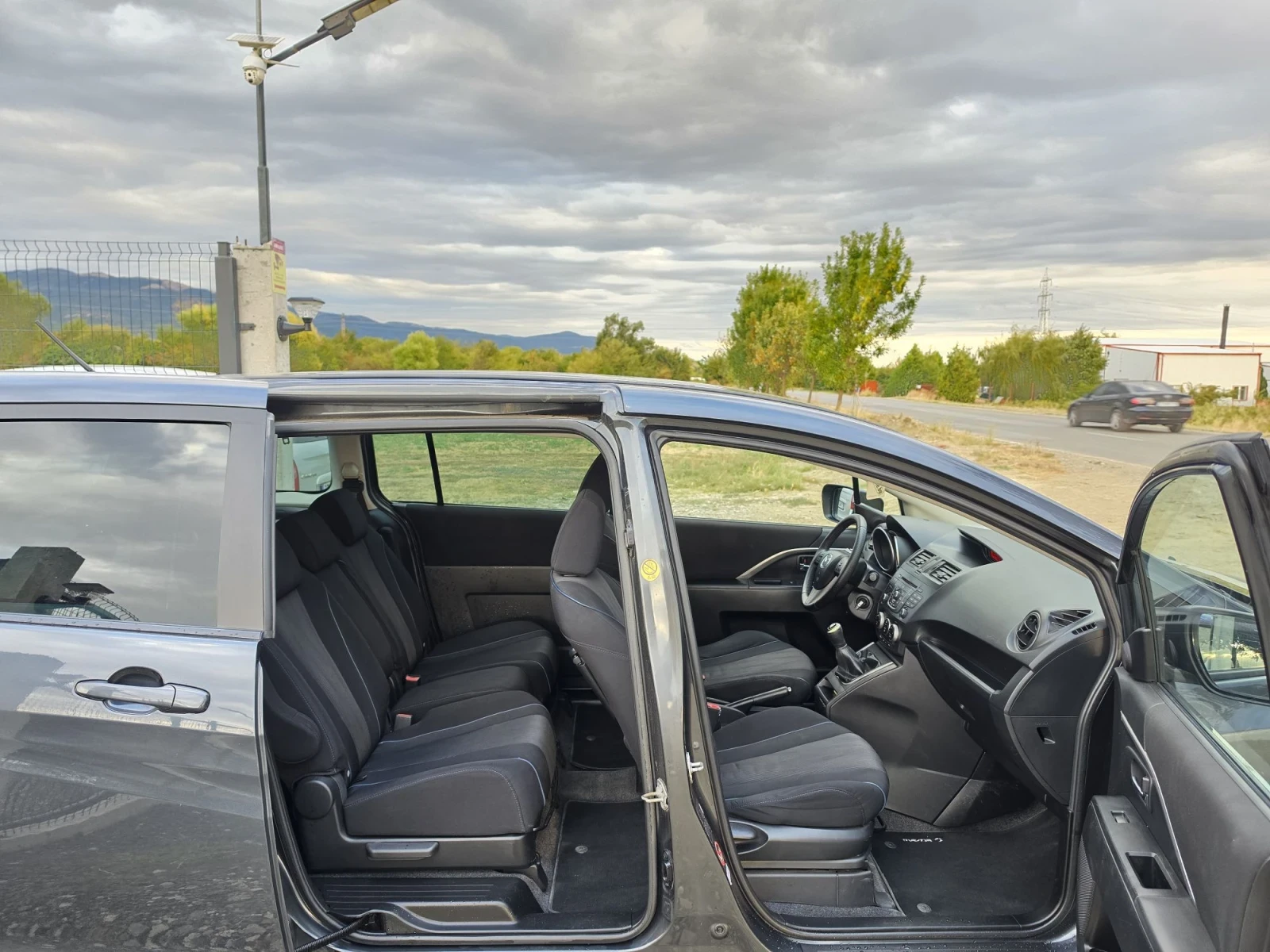 Mazda 5 1.6 HDI, снимка 15 - Автомобили и джипове - 56183443