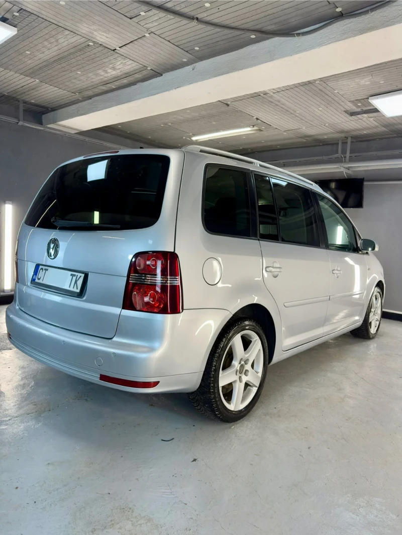 VW Touran 2.0TDI Highline, снимка 6 - Автомобили и джипове - 52852530