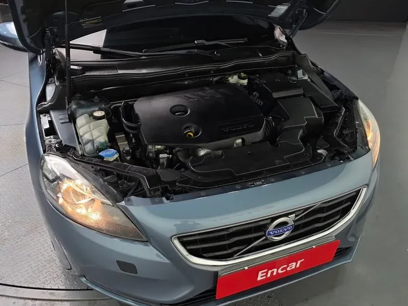 Volvo V40, снимка 6 - Автомобили и джипове - 54326570