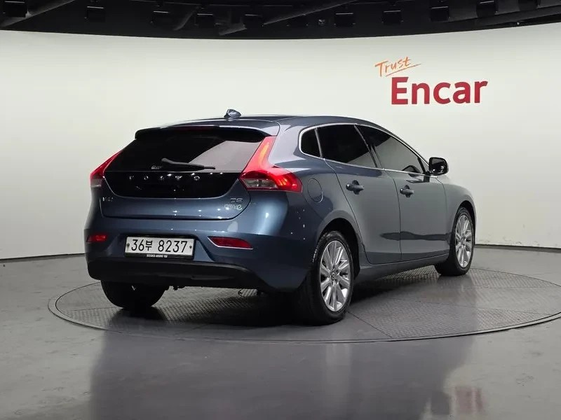 Volvo V40, снимка 2 - Автомобили и джипове - 54326570