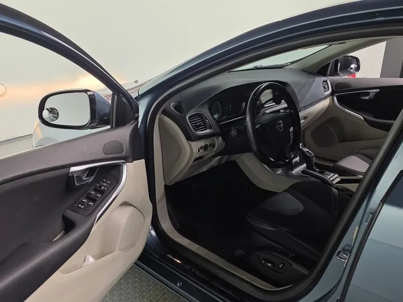 Volvo V40, снимка 11 - Автомобили и джипове - 54326570