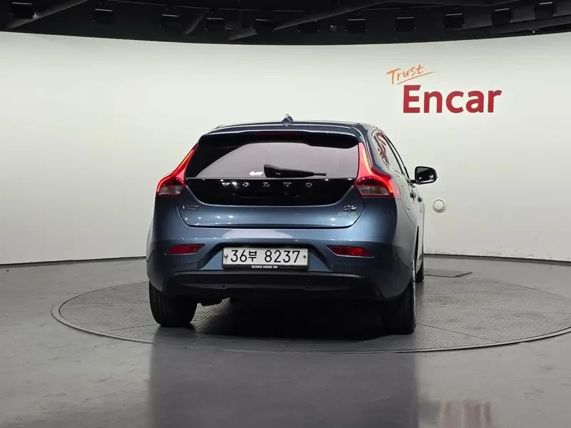 Volvo V40, снимка 4 - Автомобили и джипове - 54326570