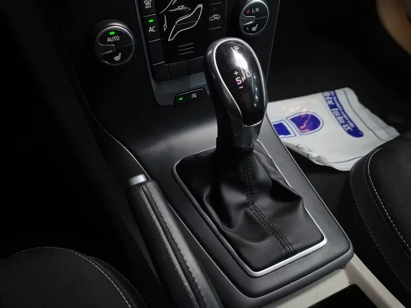 Volvo V40, снимка 9 - Автомобили и джипове - 54326570