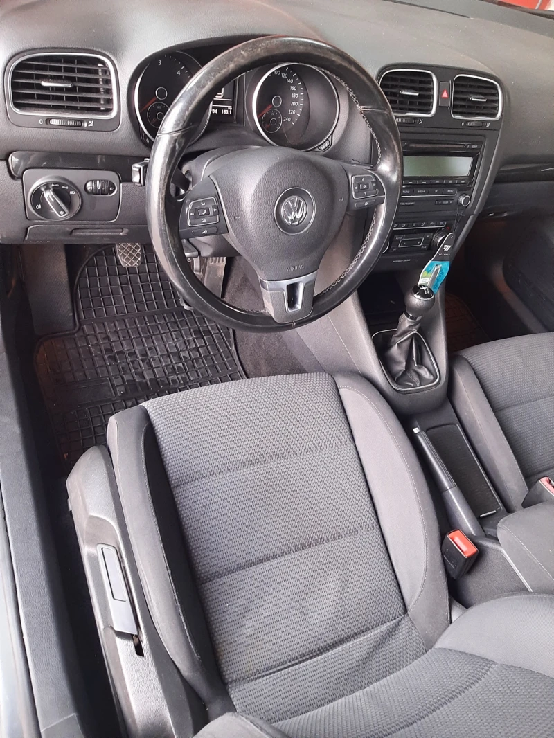 VW Golf 1.6 TDi, снимка 9 - Автомобили и джипове - 50823805