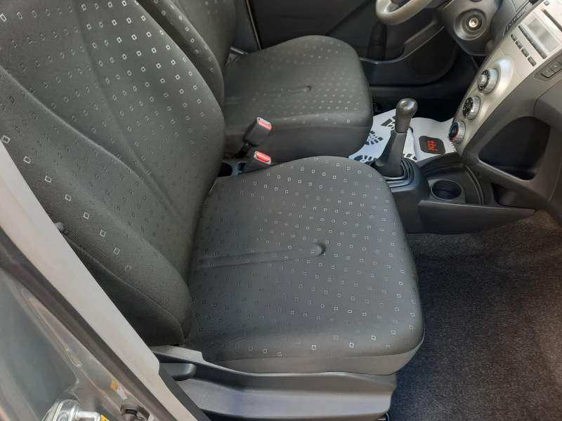 Toyota Yaris 1.3 i, снимка 10 - Автомобили и джипове - 52752748
