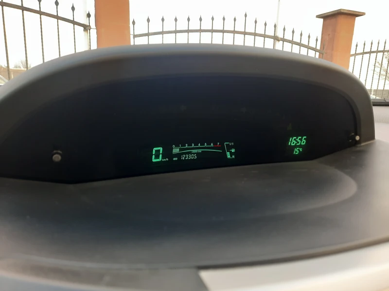 Toyota Yaris 1.3 i, снимка 14 - Автомобили и джипове - 52752748