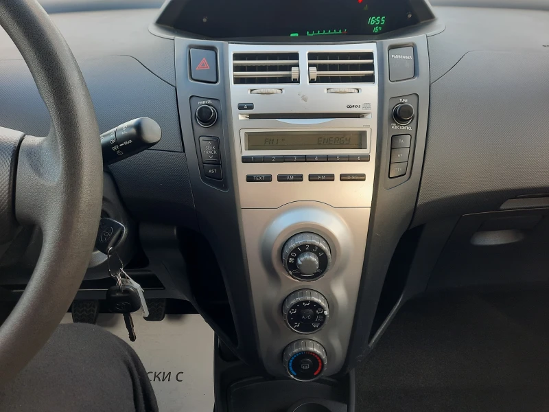 Toyota Yaris 1.3 i, снимка 13 - Автомобили и джипове - 52752748