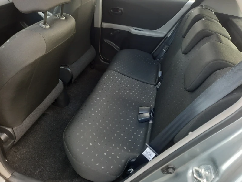Toyota Yaris 1.3 i, снимка 7 - Автомобили и джипове - 52752748