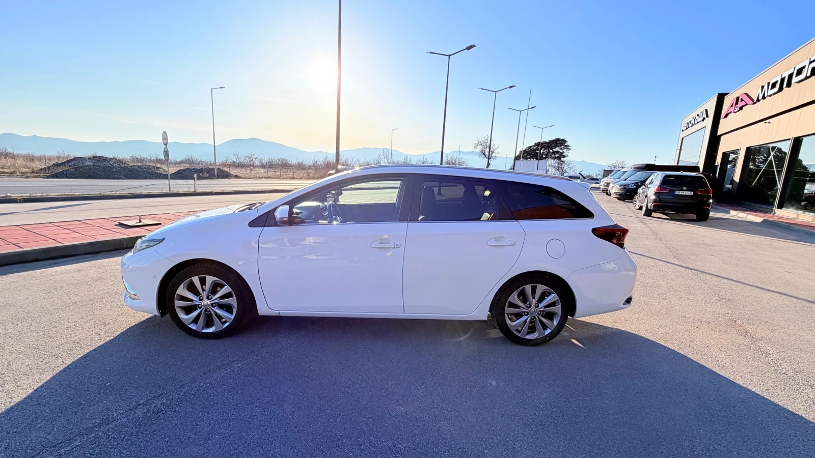 Toyota Auris 116к.с.;ПАНОРАМА;ПОДГРЕВ;ДИСТРОНИК;Keyless-Go - изображение 2
