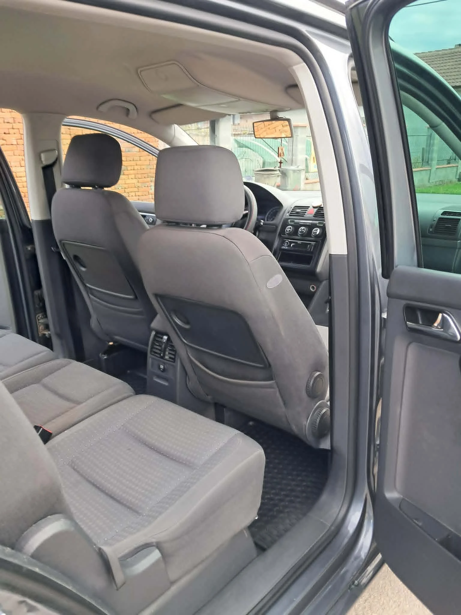 VW Touran 2.0тди, снимка 7 - Автомобили и джипове - 54566741