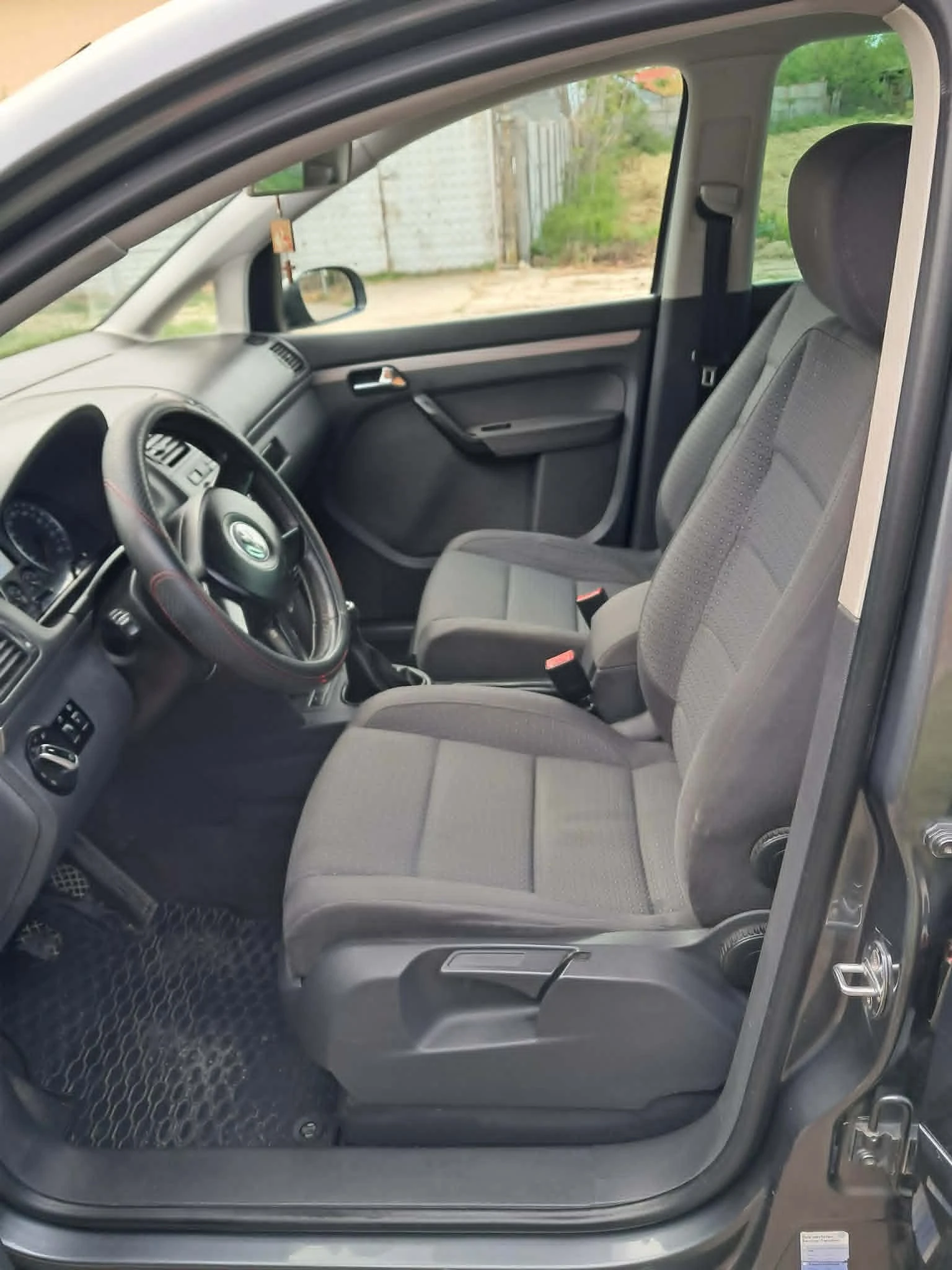VW Touran 2.0тди, снимка 8 - Автомобили и джипове - 54566741