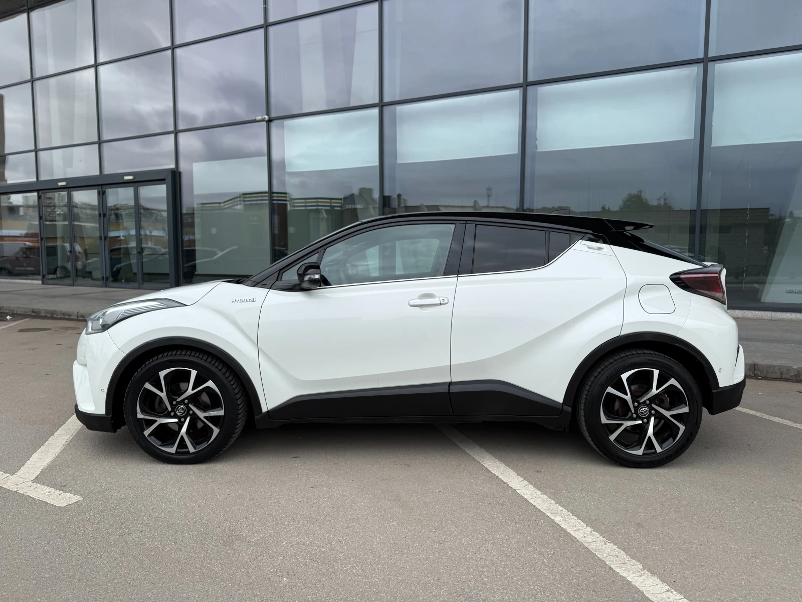 Toyota C-HR 6 МЕСЕЦА ГАРАНЦИЯ/1.8Hybrid 122к.с. Всички Екстри, снимка 2 - Автомобили и джипове - 54076375
