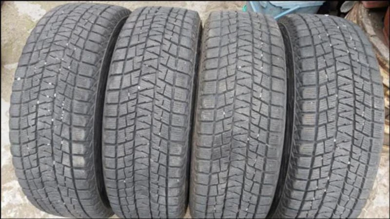 Гуми Зимни 215/65R16, снимка 1 - Гуми и джанти - 29260222