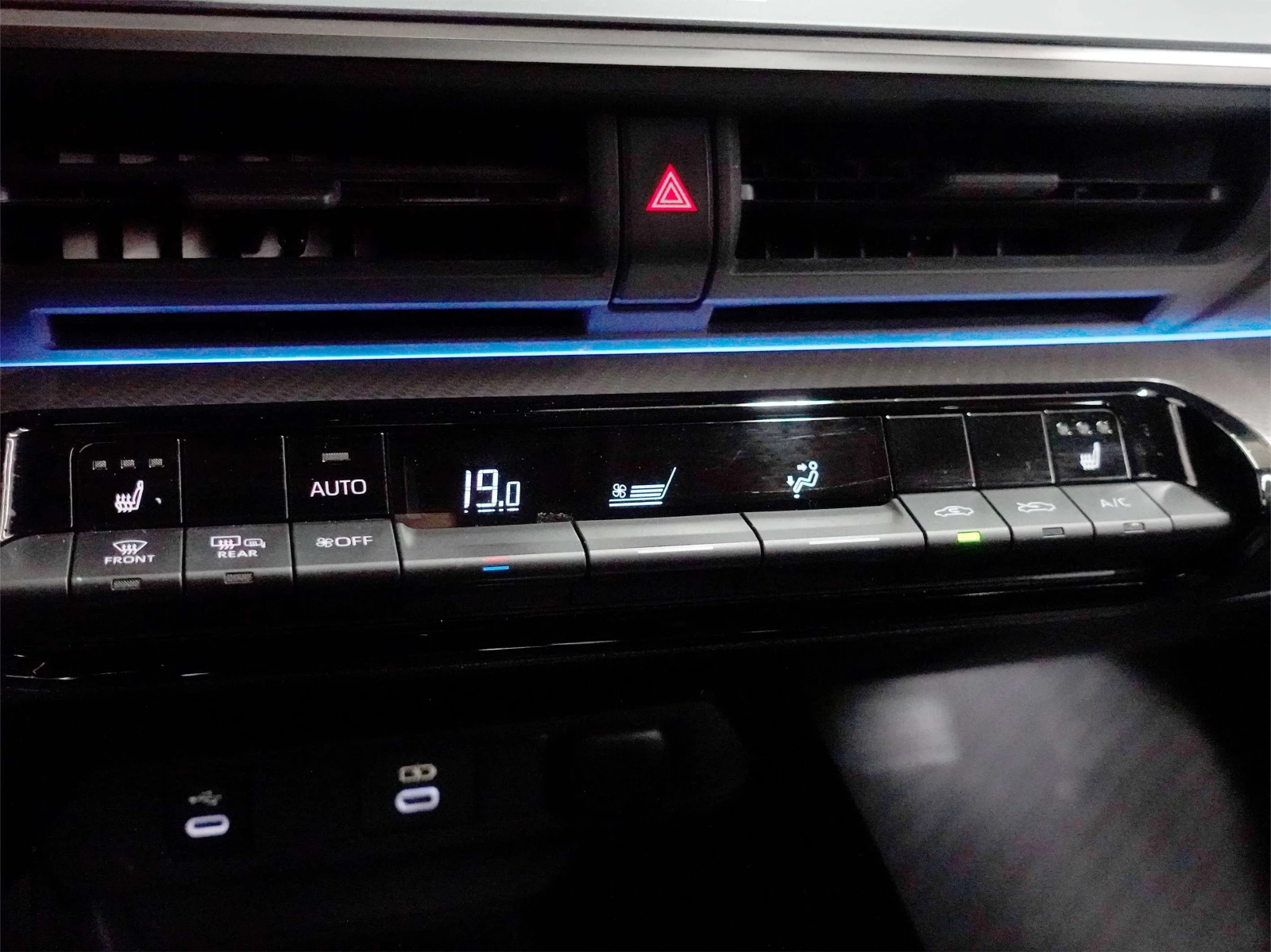 Toyota Prius XLE | 4X4 | ���� | CarPlay ���� �� �� | Mobile.bg � ����������� 17