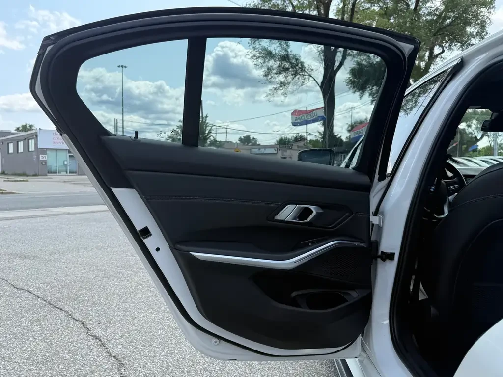 BMW 330 xDrive/Plug-In/Head-Up/Drive-Assists, снимка 17 - Автомобили и джипове - 55651967