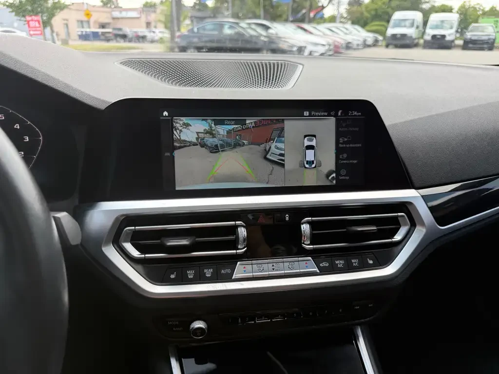 BMW 330 xDrive/Plug-In/Head-Up/Drive-Assists, снимка 12 - Автомобили и джипове - 55651967