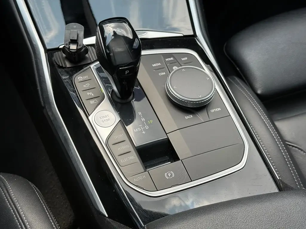 BMW 330 xDrive/Plug-In/Head-Up/Drive-Assists, снимка 14 - Автомобили и джипове - 55651967