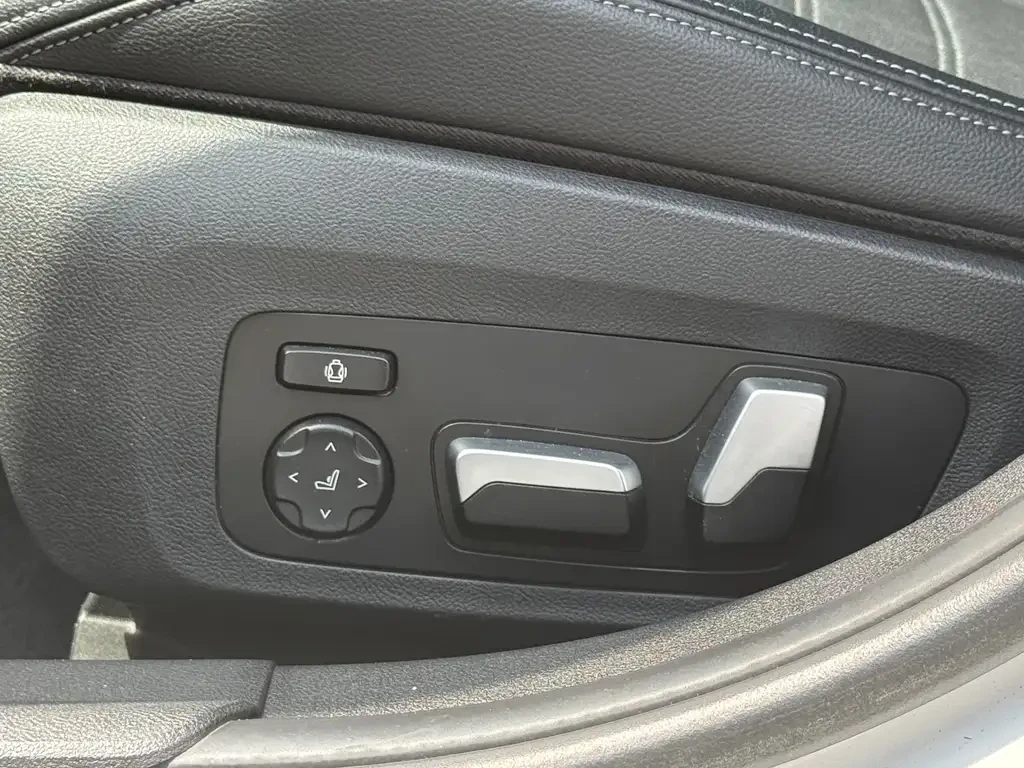 BMW 330 xDrive/Plug-In/Head-Up/Drive-Assists, снимка 16 - Автомобили и джипове - 55651967
