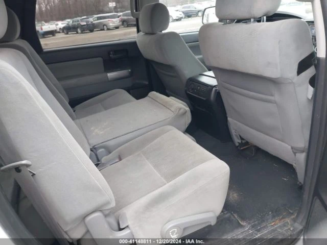 Toyota Sequoia SR5 AWD, снимка 8 - Автомобили и джипове - 48538456