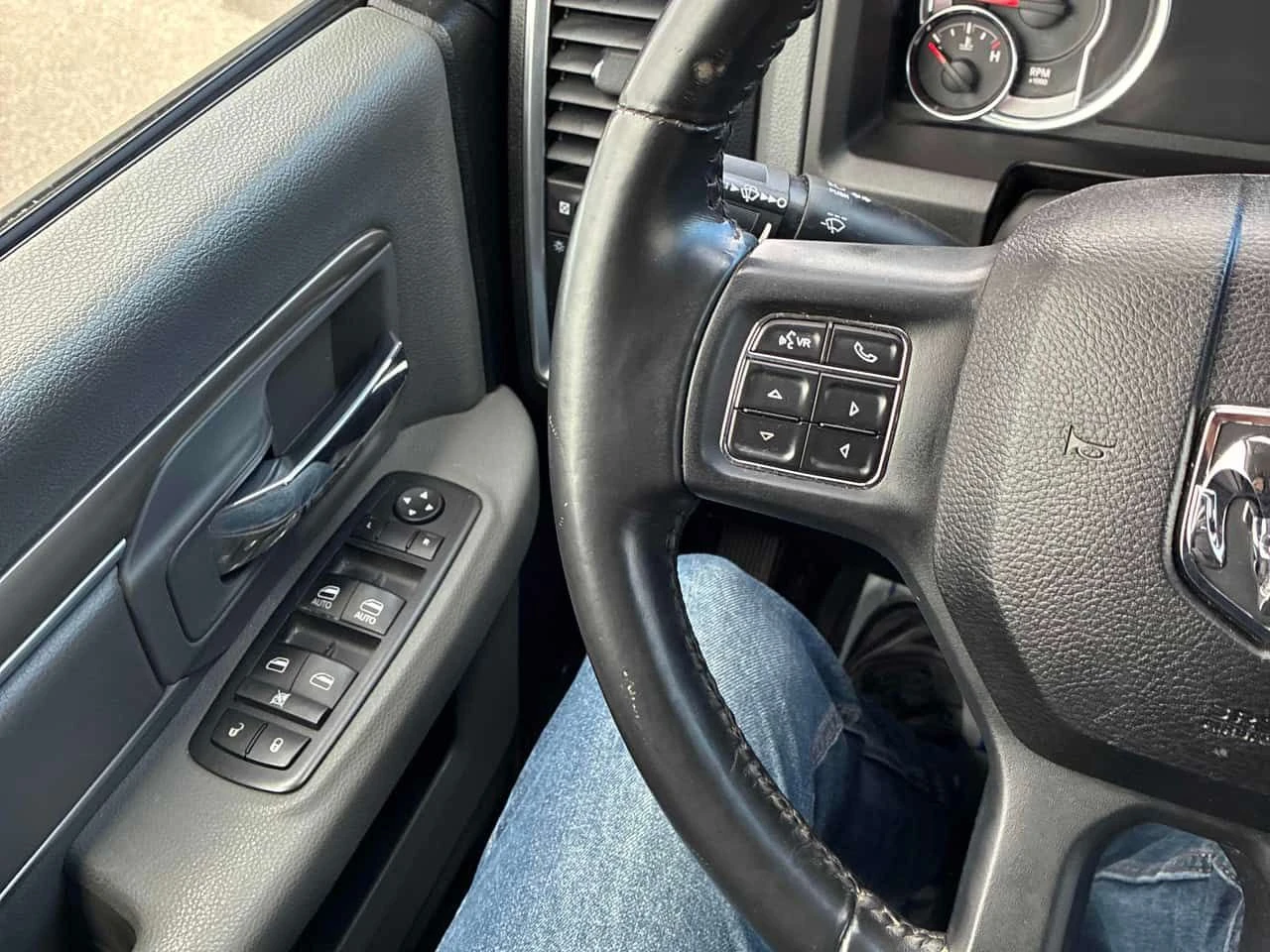 Dodge RAM 1500 * Big Horn * KEYLESS * CARFAX, снимка 15 - Автомобили и джипове - 54254601