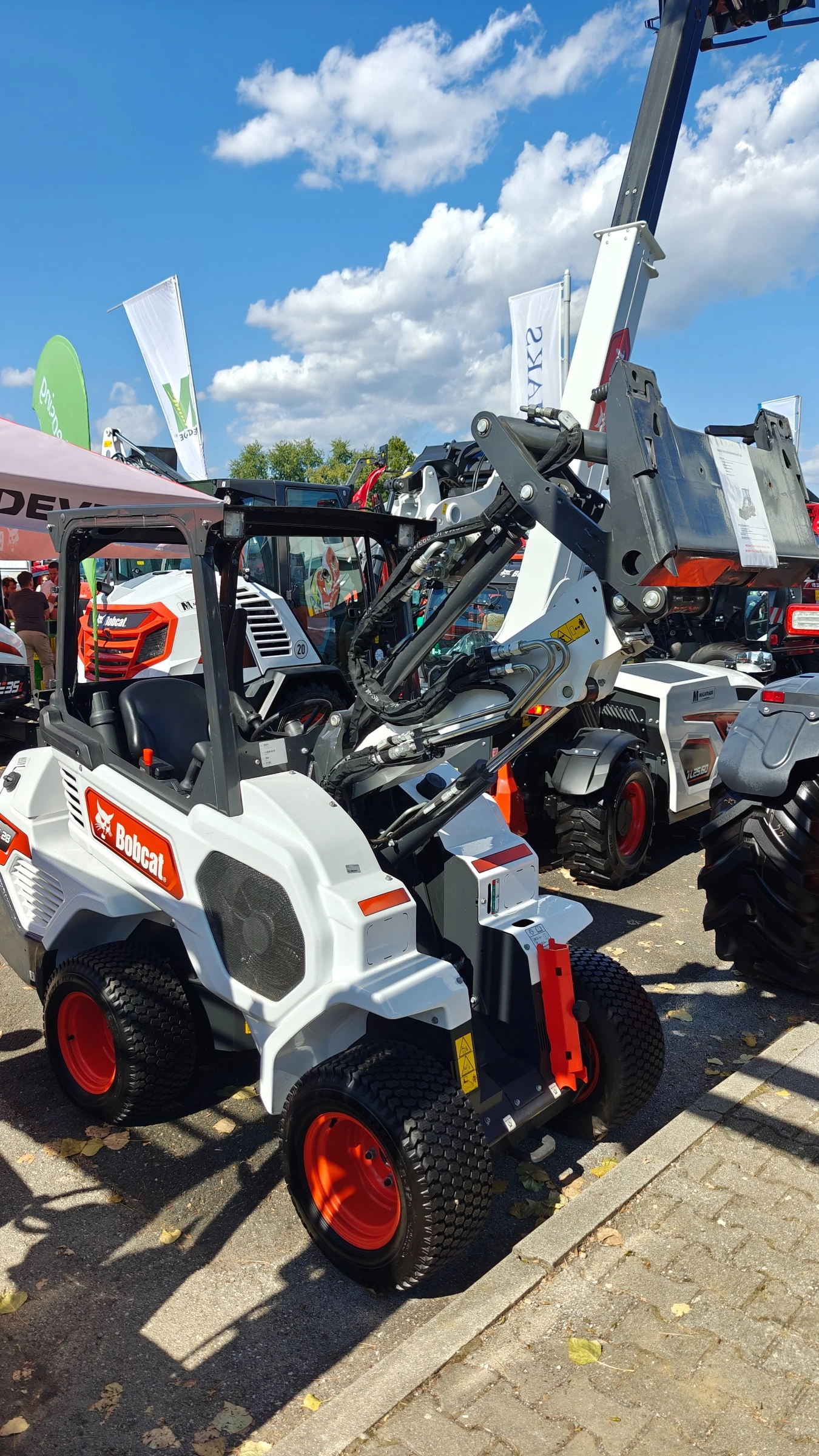 Мини челни товарачи Bobcat L28 - изображение 3